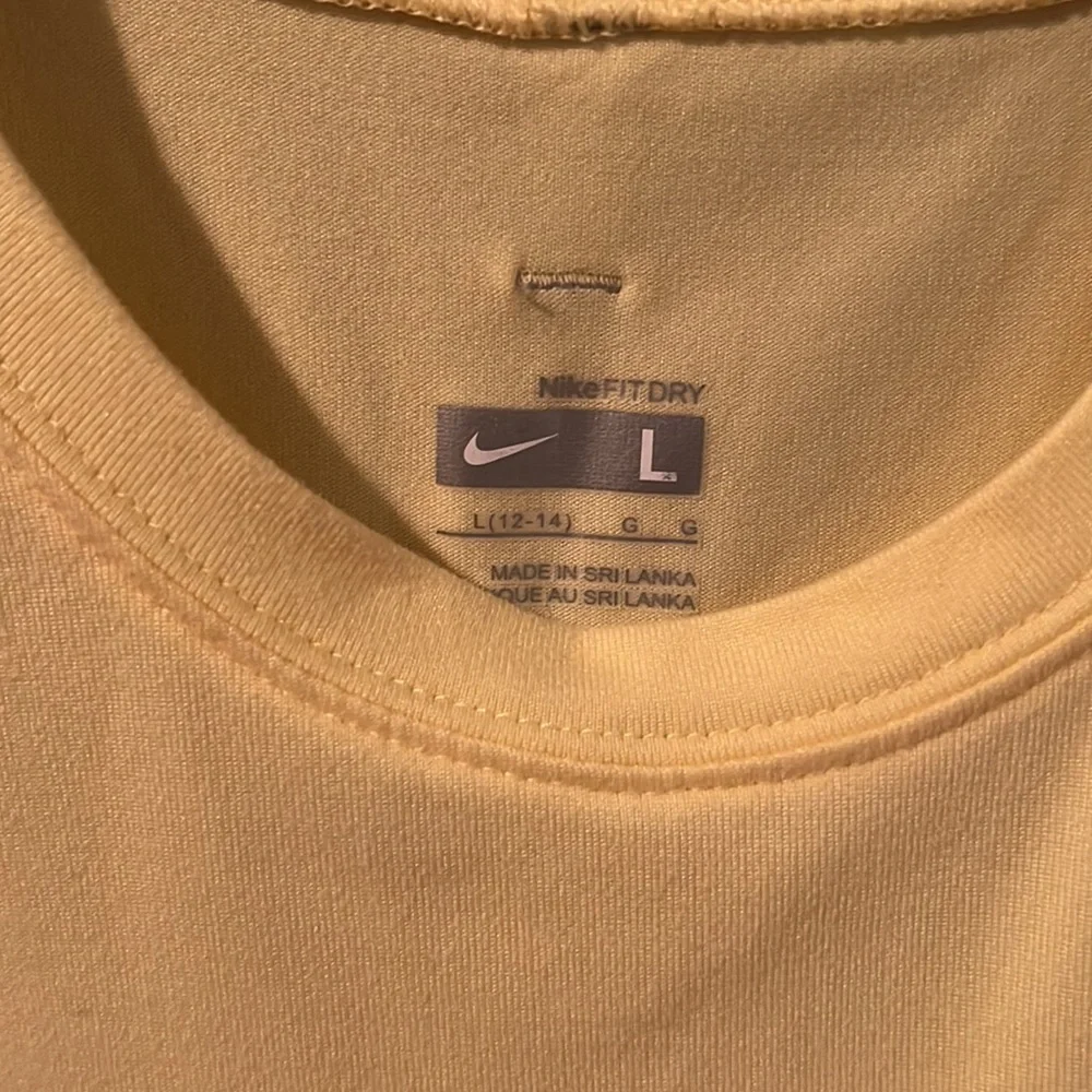Nike top - Picture 4 of 6